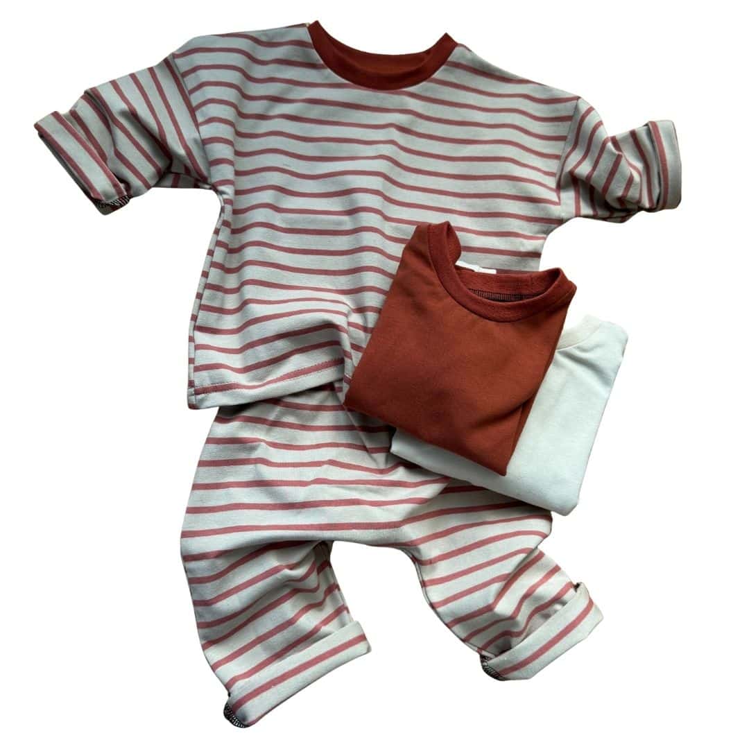 Tenue bébé crème et terracotta avec t-shirt rayé, pantalon assorti et t-shirts unis Moomie