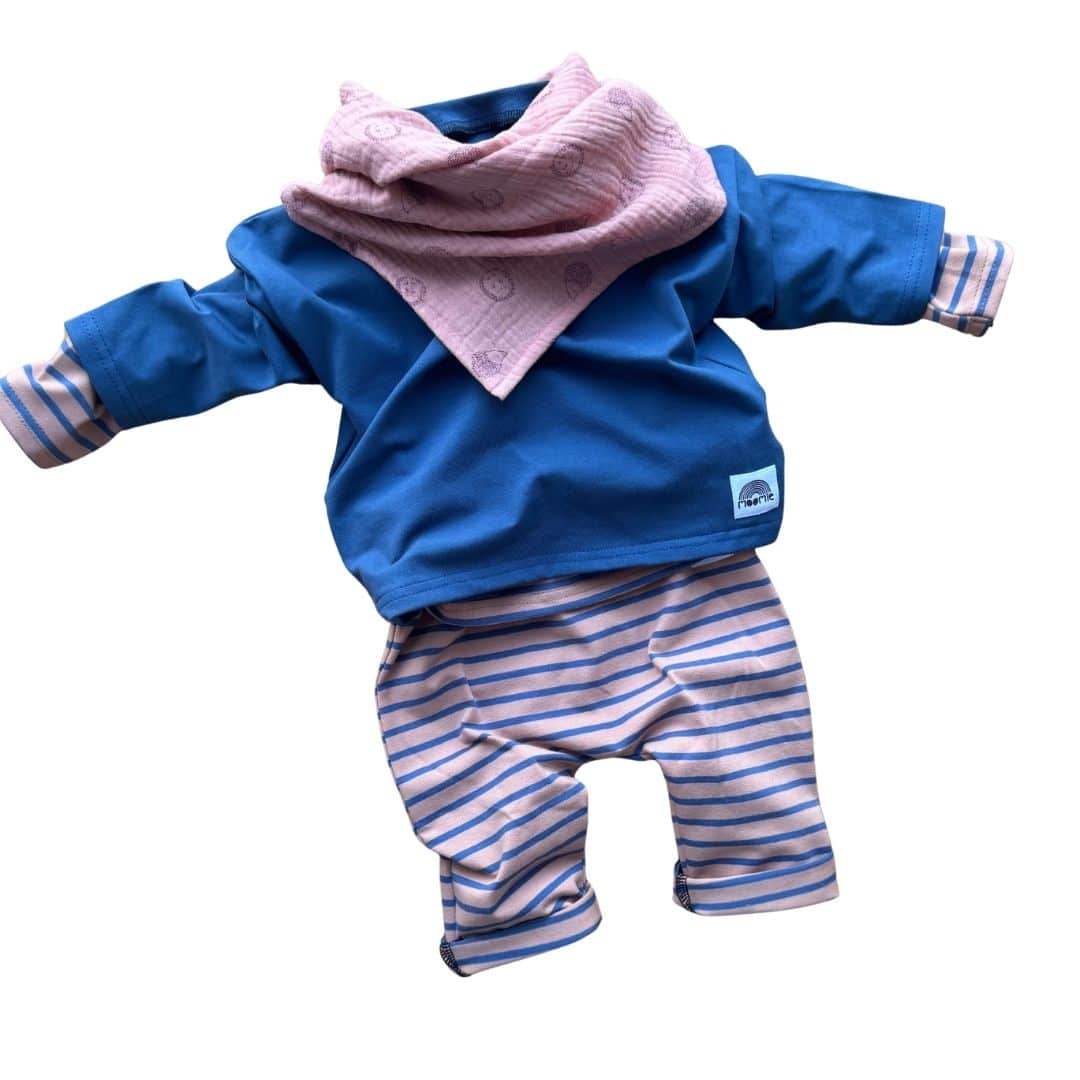 Tenue bébé avec pantalon rayé rose et bleu, t-shirt bleu et lange hérisson rose