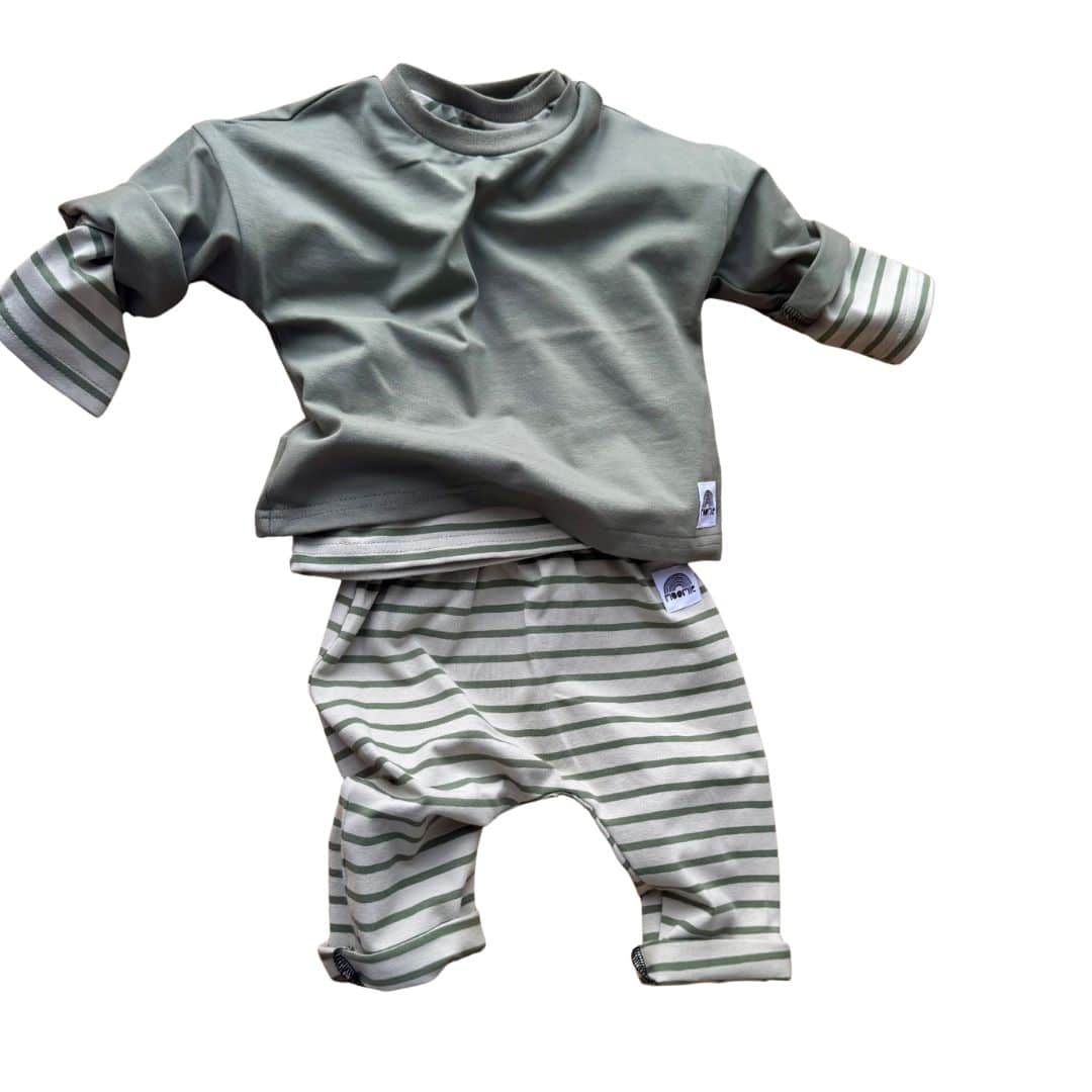 T-shirt rayé sauge et kaki avec pantalon assorti et t-shirt uni kaki Moomie