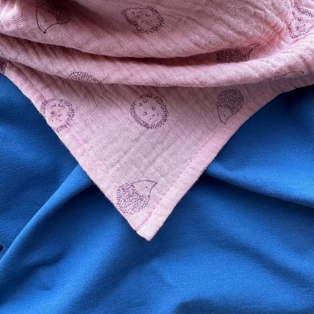 T-shirt bébé manches longues bleu associé au lange hérisson rose Moomie