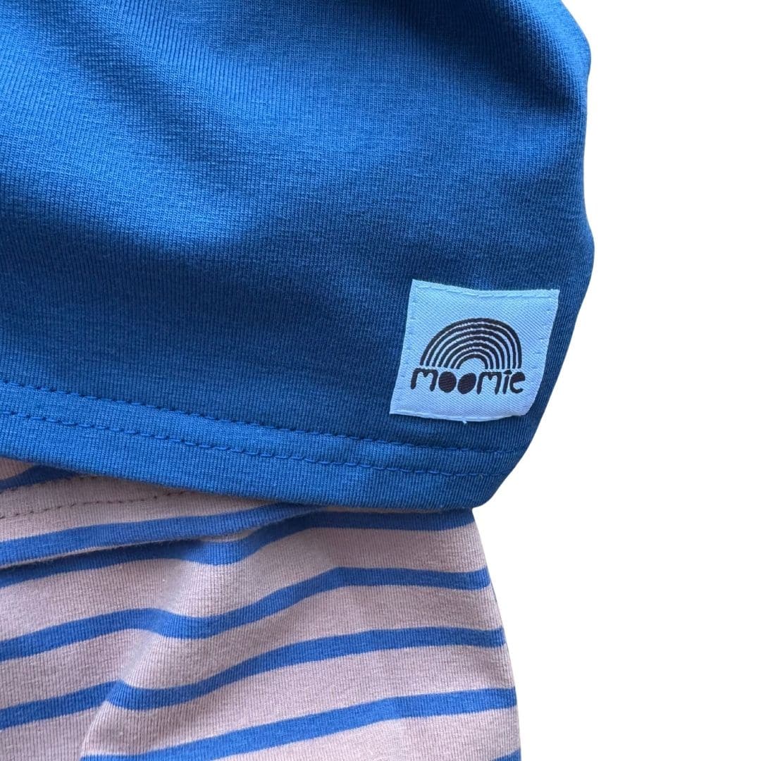 T-shirt bébé bleu uni Moomie associé au pantalon rayé rose et bleu