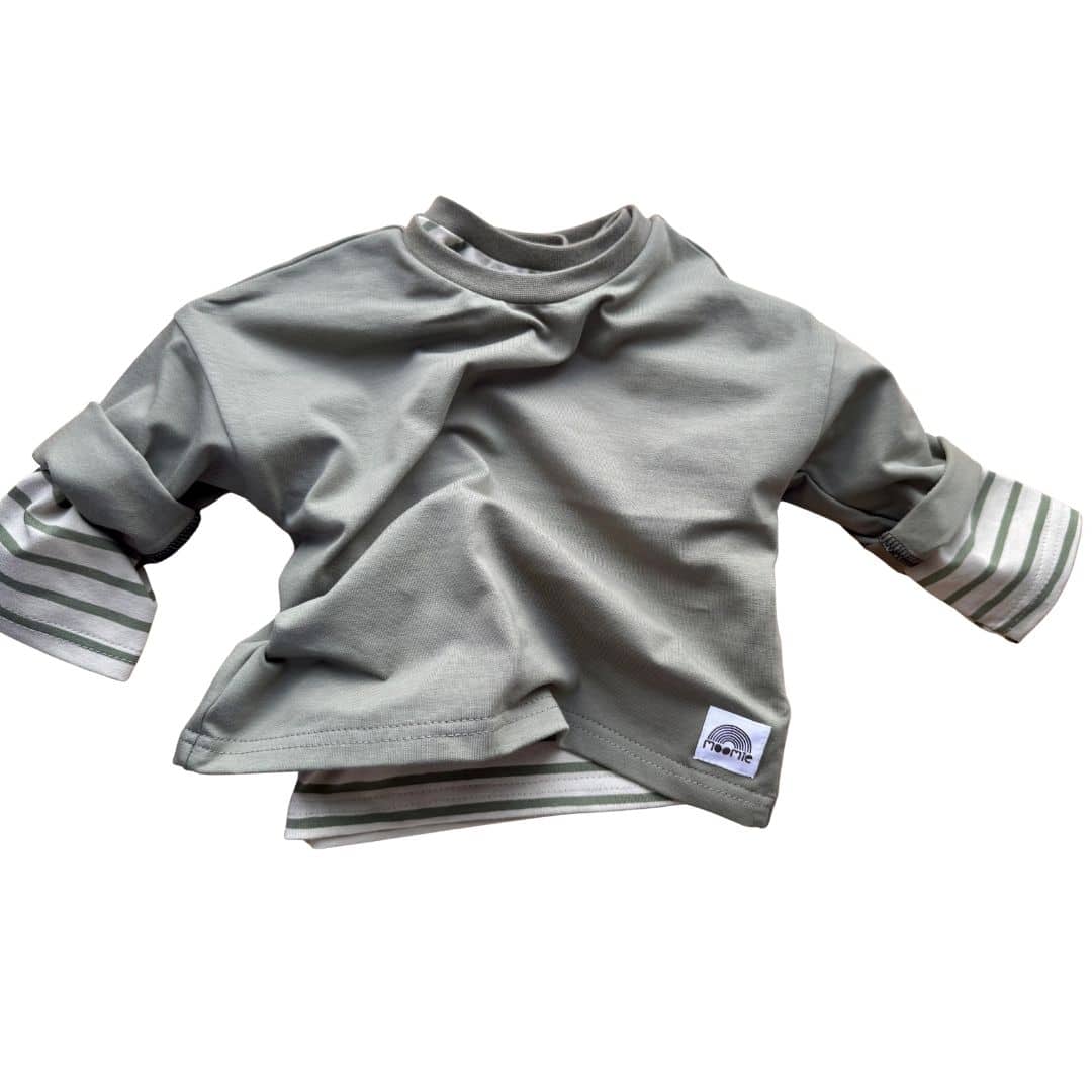T-shirt bébé kaki uni superposé au t-shirt rayé sauge et kaki de la collection Copenhague