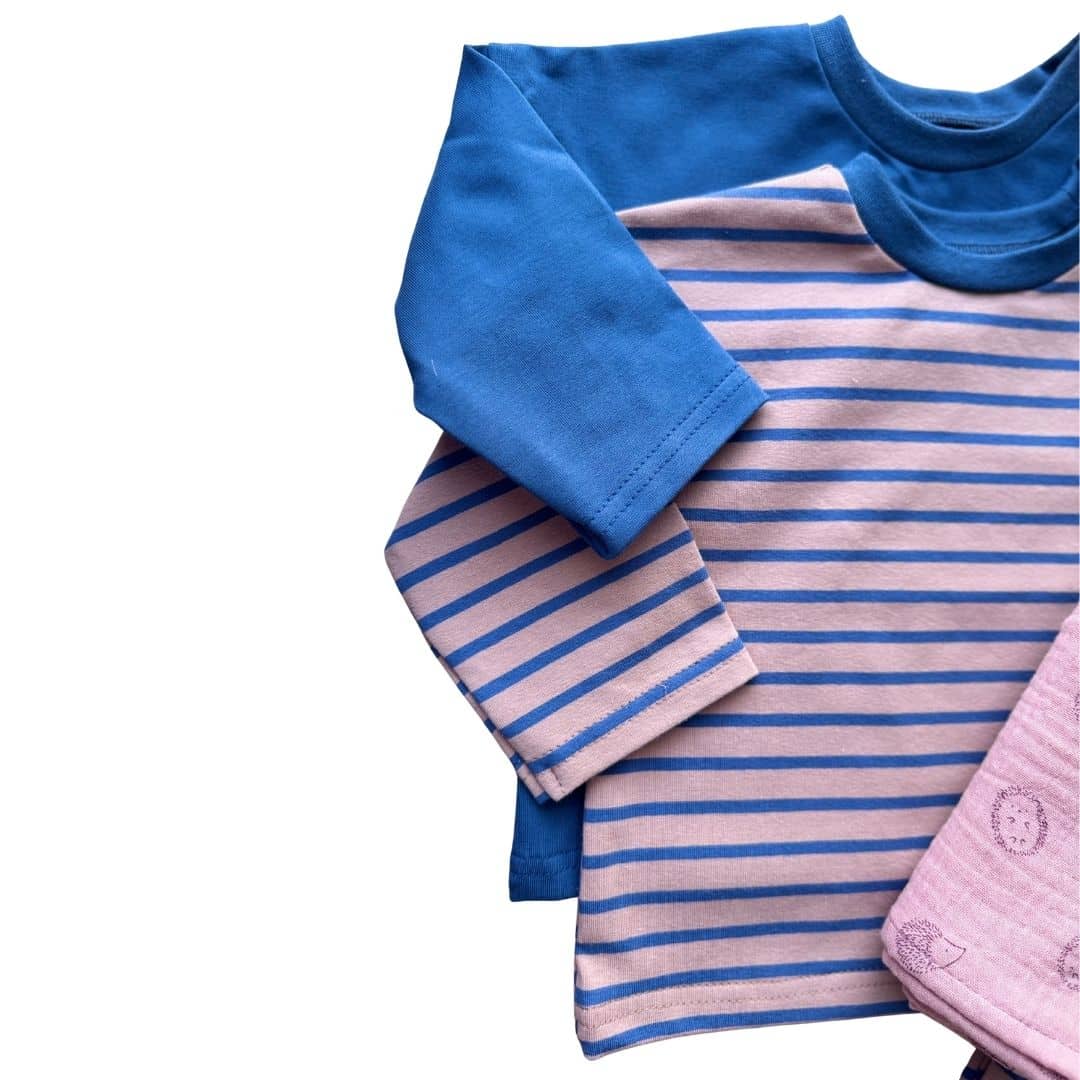 T-shirt bébé rayé rose et bleu associé au t-shirt bleu uni et au lange hérissons rose Moomie