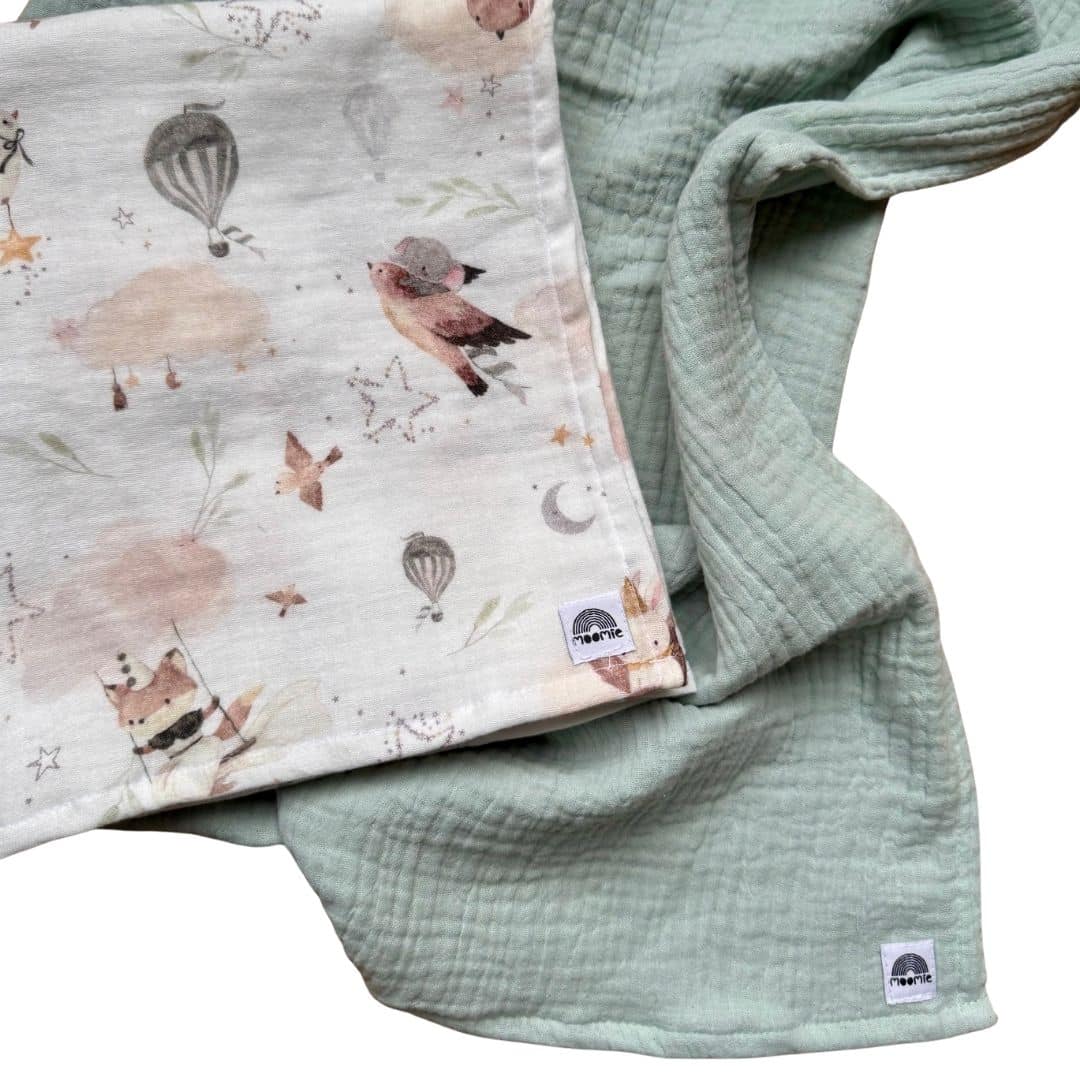 Détail du lange bébé Balade enchantée en gaze de coton avec renard, oiseaux, montgolfières et étoiles