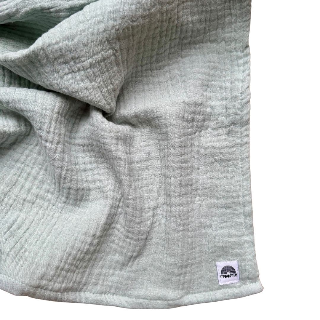 Détail de la gaze de coton du lange bébé Vert d’eau et de sa texture gaufrée